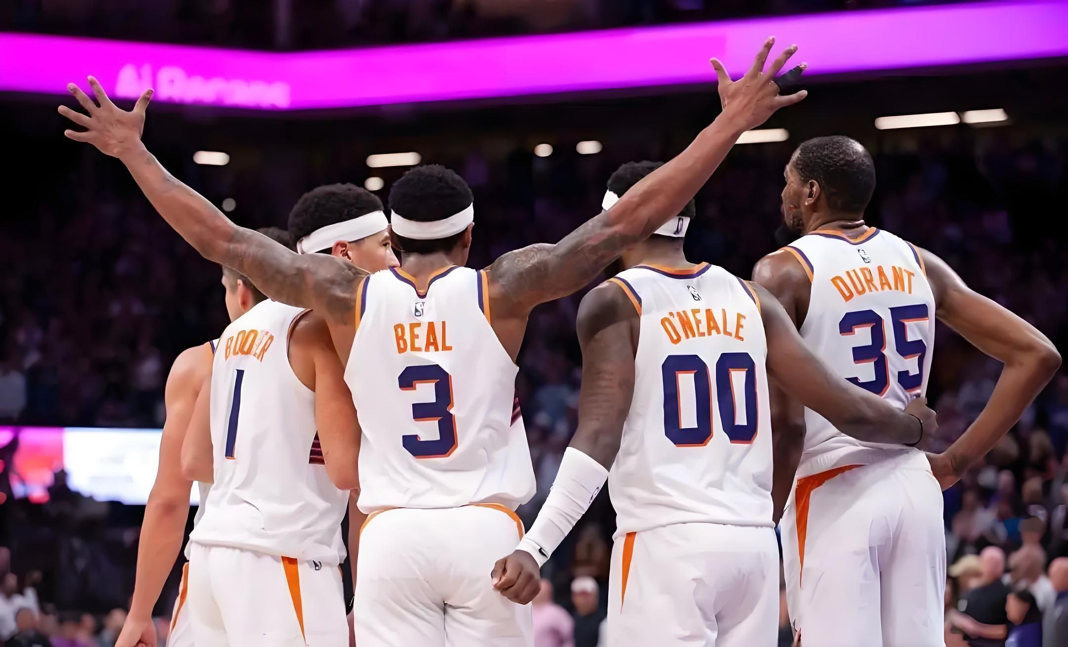 关于更衣室氛围和谐，球队整体士气高涨的信息