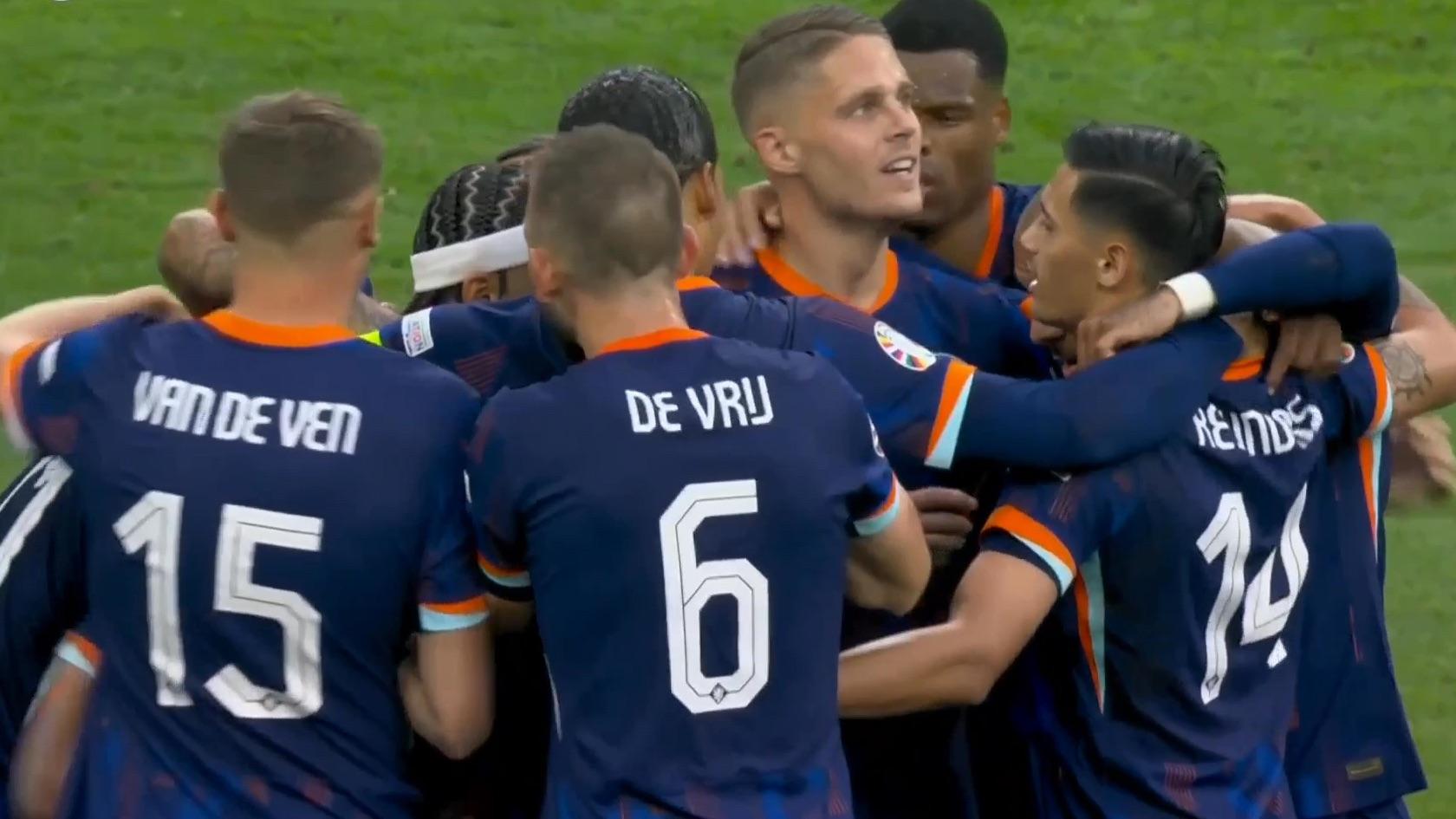 荷兰队火力全开，轻松赢得胜利