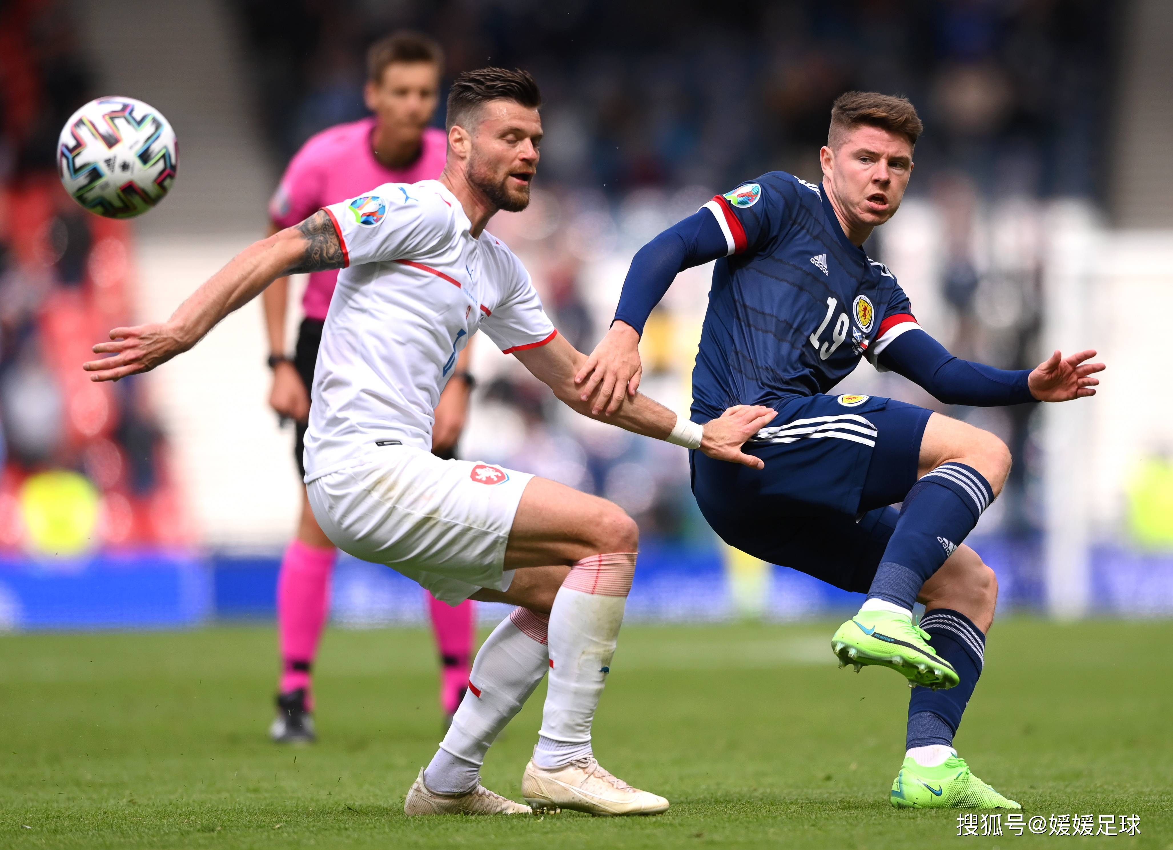 法国足球比赛中发生了一场激烈的对抗