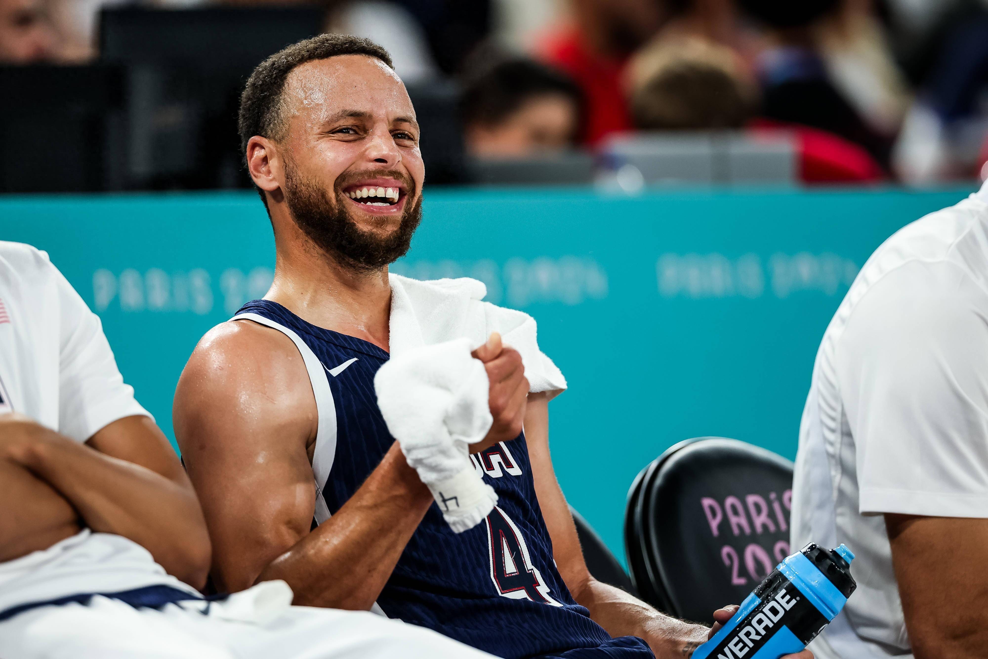 球员全情投入比赛，带领球队逆转胜利