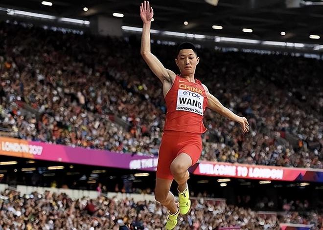 肯尼亚长跑小将斩获田径金牌