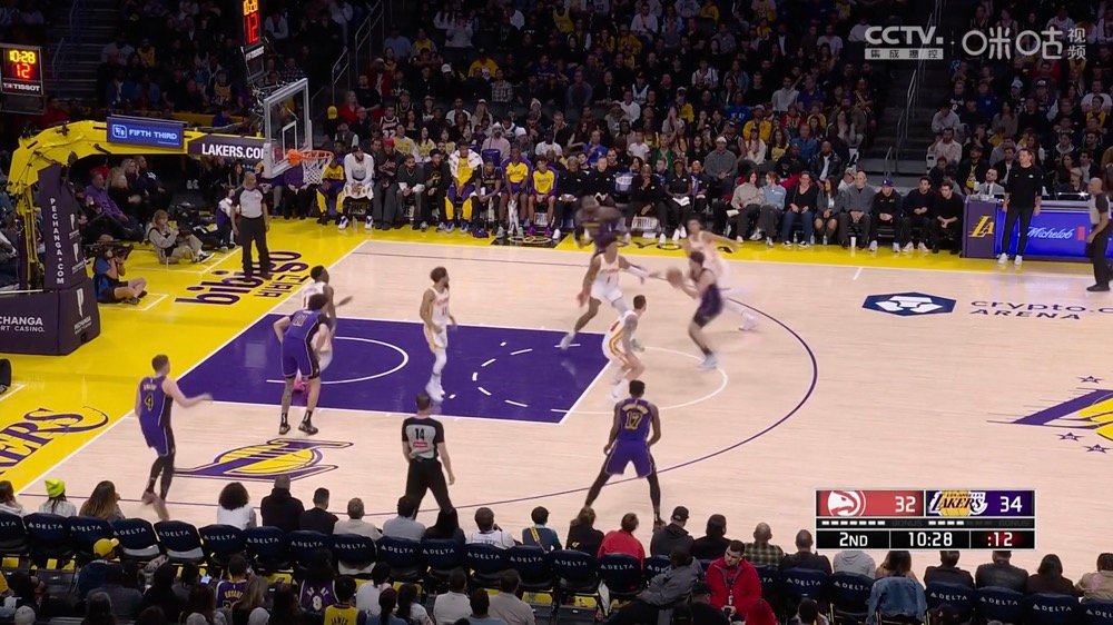 湖人战术出现漏洞，需及时修补防守