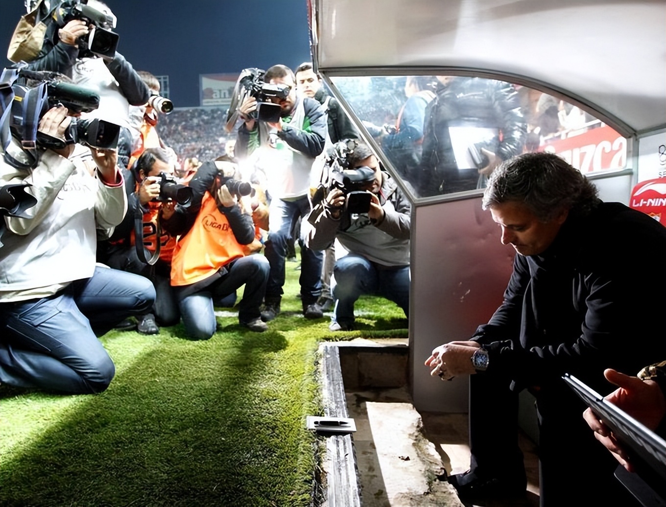 开云体育网页版入口-穆里尼奥遭遇麻烦，切尔西高举双手的简单介绍