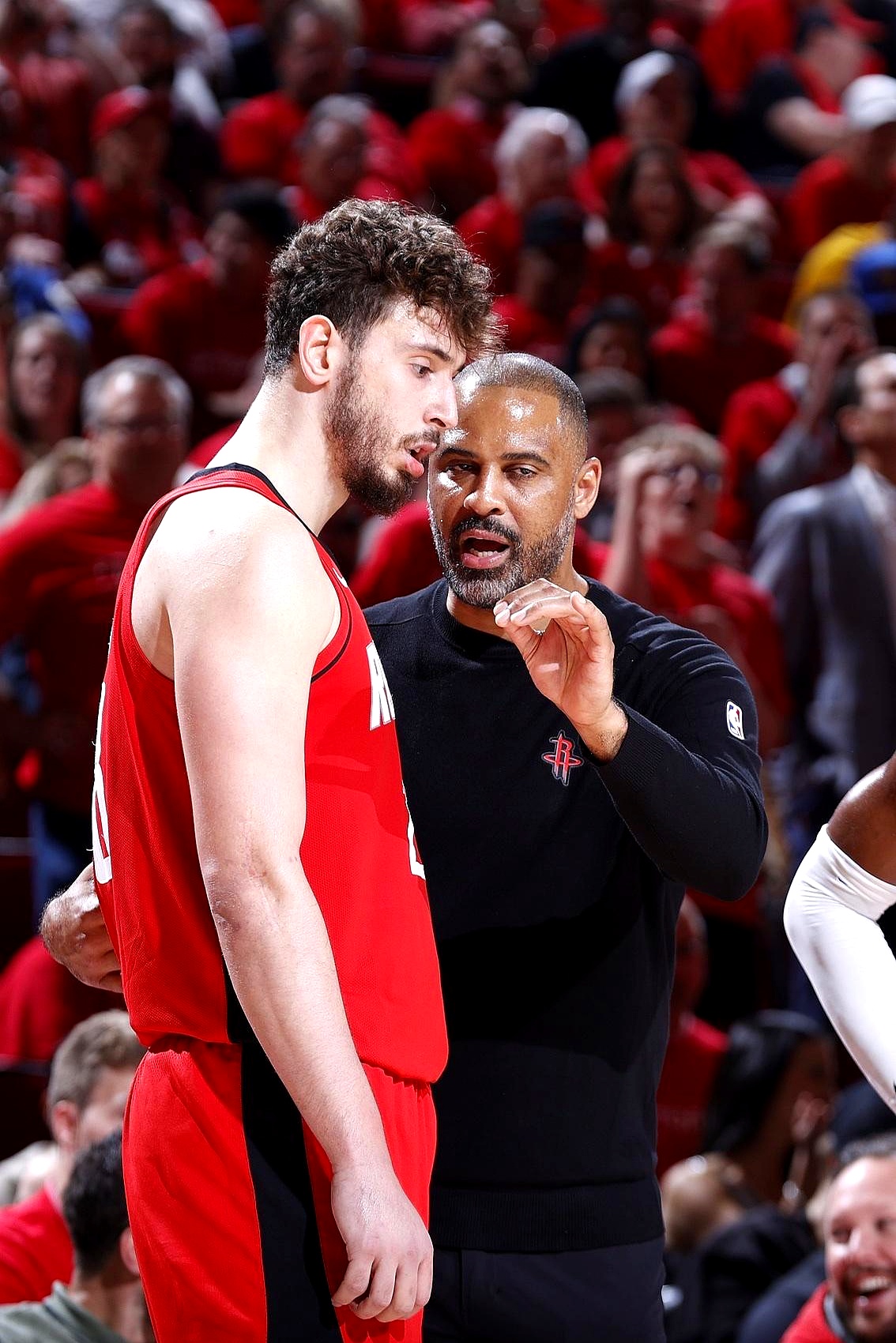 开云体育链接-火箭与猛龙交锋，呈现激烈对抗