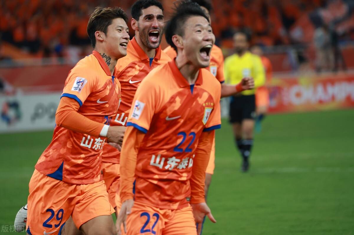 关于鲁能主教练调整战术，球队表现有所改善的信息