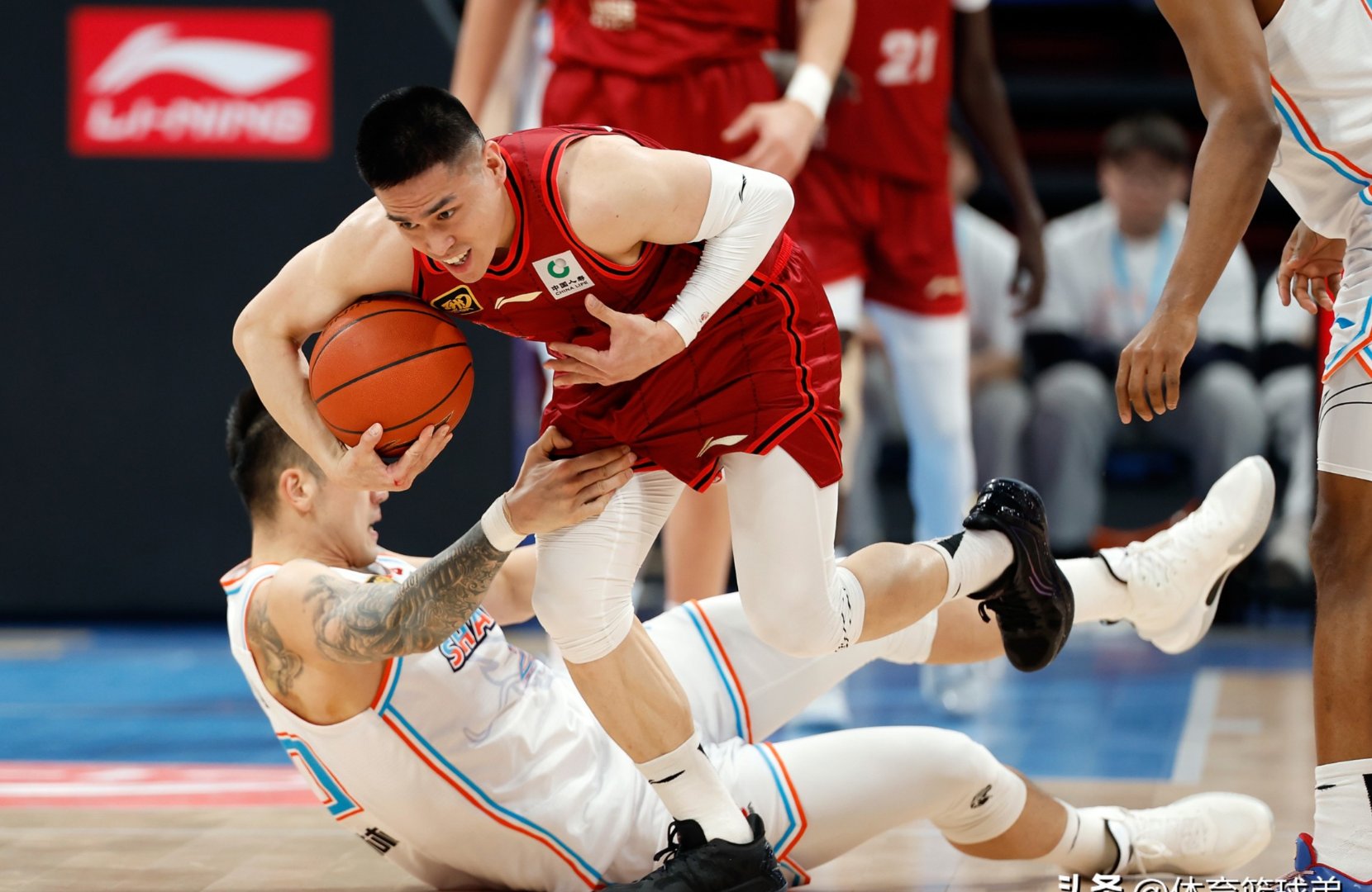 赛场上球员们全力以赴展现出色实力